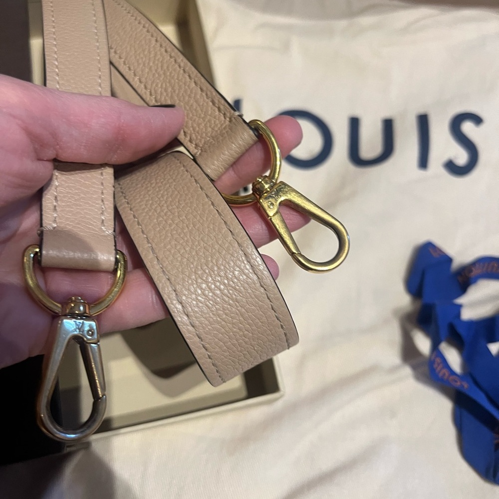 🥳SALE 🥳LIKE NEW AUTHENTIC LOUIS VUITTON CROSSBODY/TOP HANDLE BAG💕🥰❤️ - Picture 2 of 16